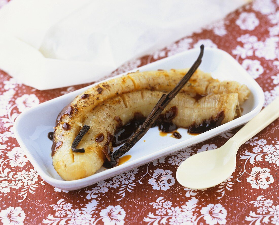 Baked banana with vanilla and caramel sauce