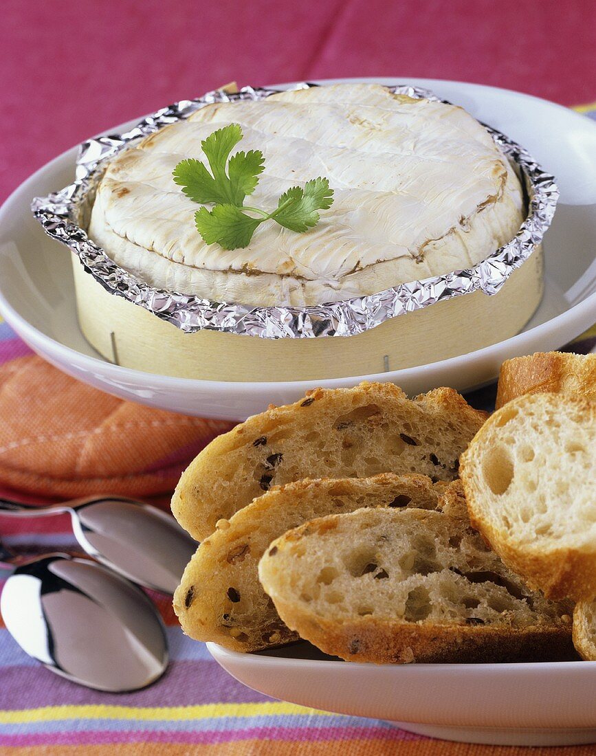 Gebackener Camembert und Brotscheiben