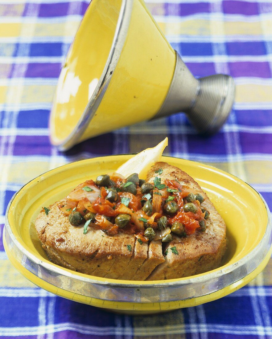 Thunfischsteak mit Tomaten und Kapern in einer Tajine