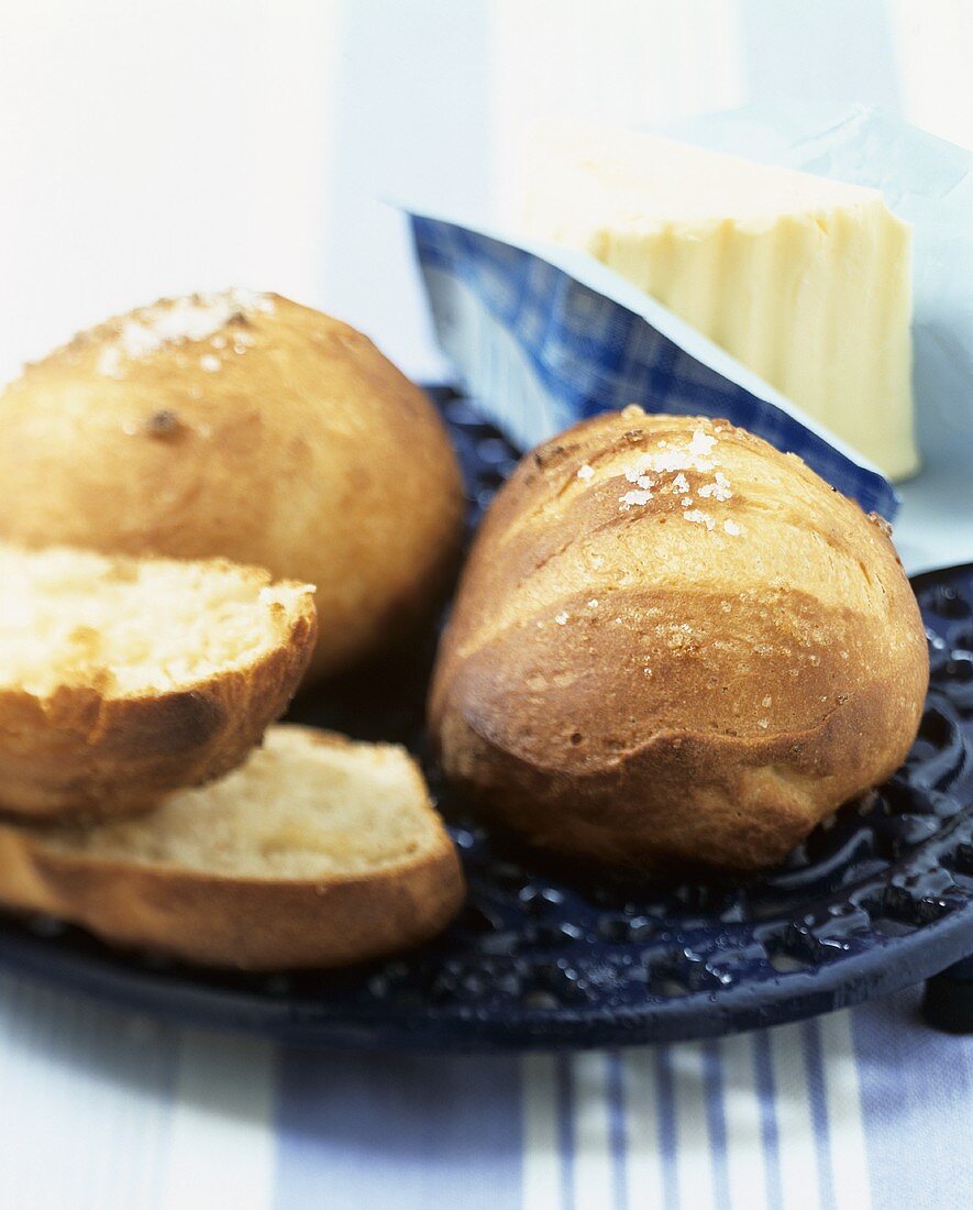 Bretonisches Brötchen mit Salz und Butter