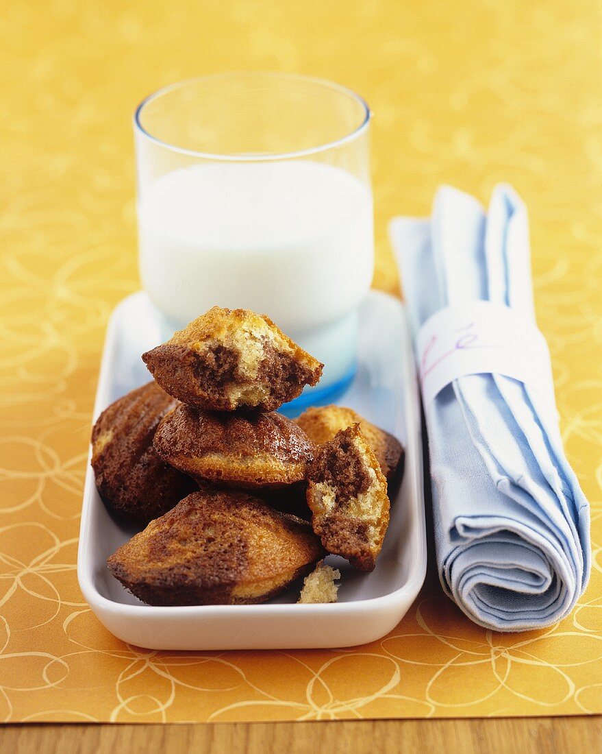 Marmorierte Madeleines mit Milch