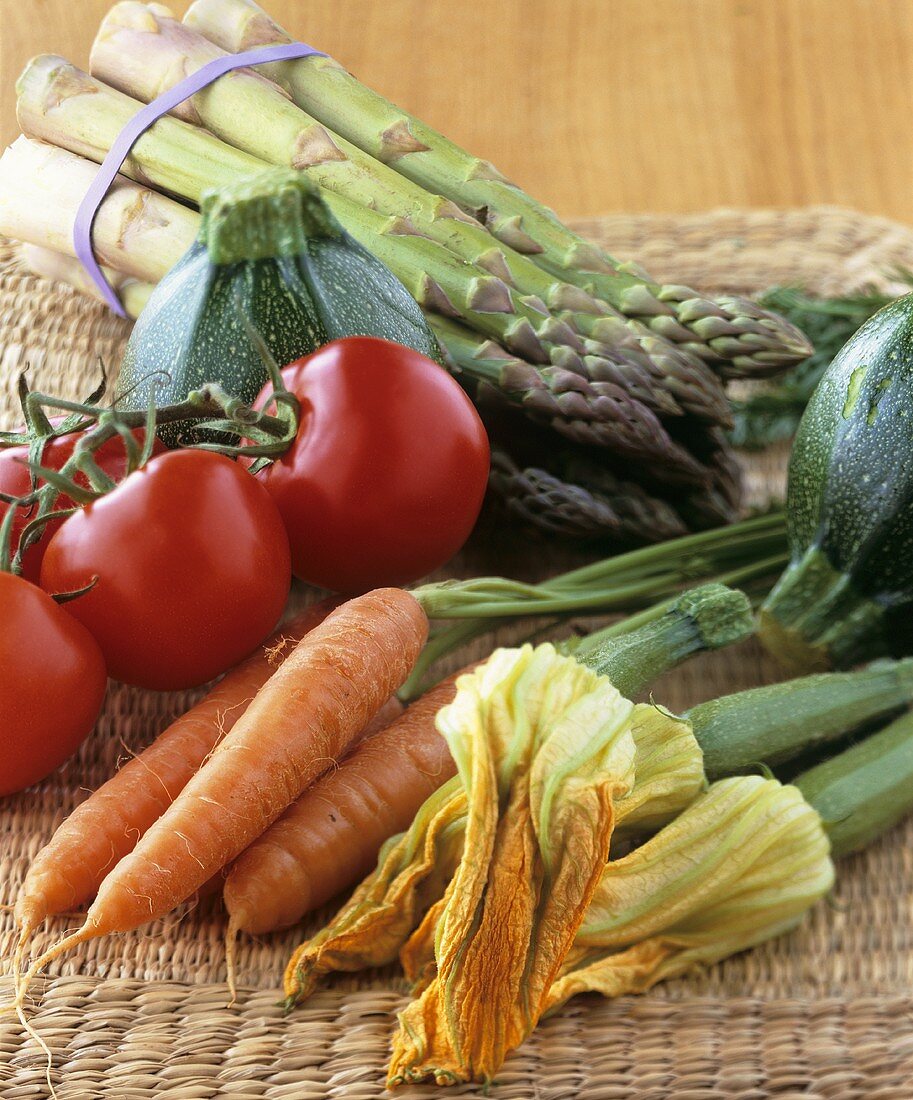 Verschiedene Gemüsesorten (Zucchini, Karotten, Tomaten etc.)