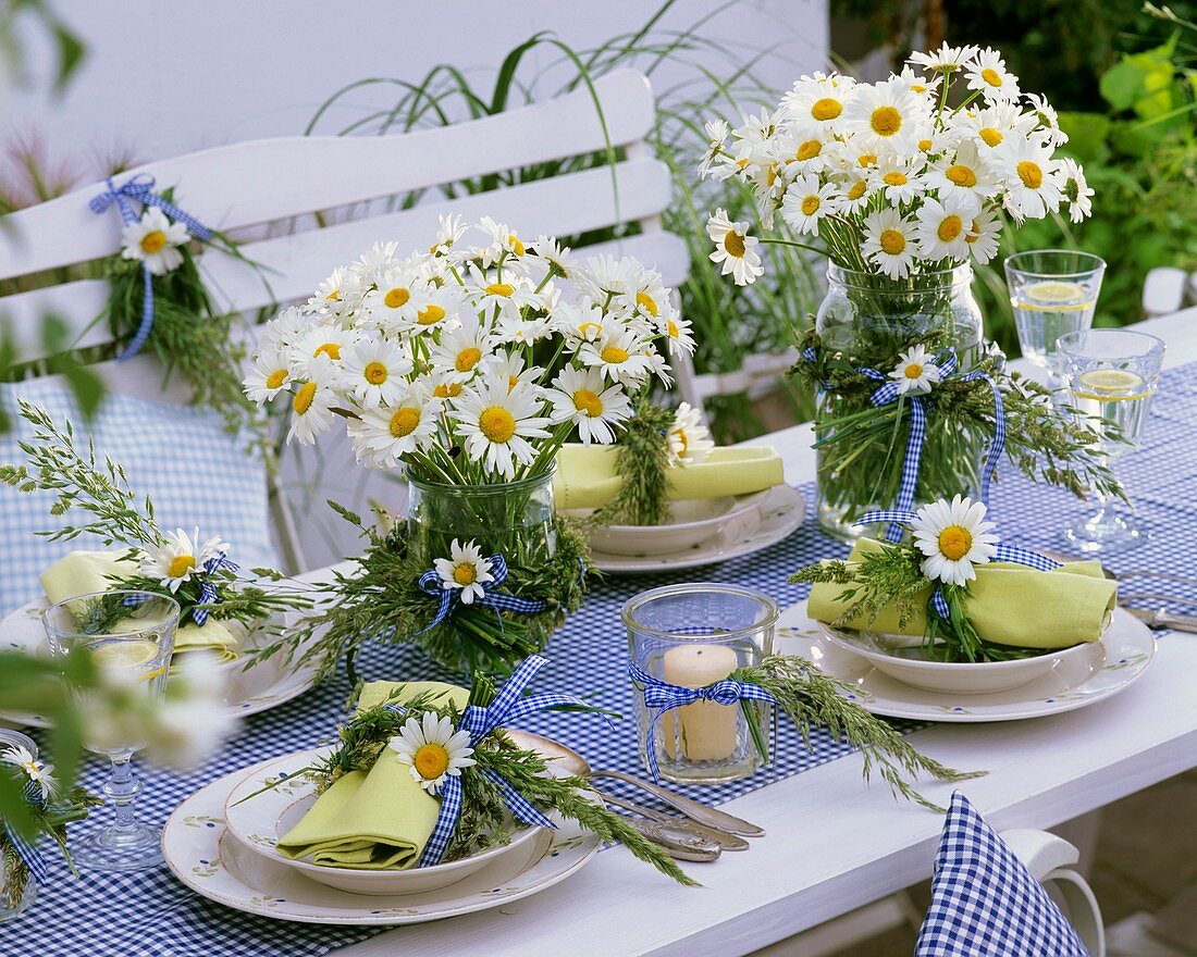 Gedeckter Tisch mit Frühlingsmargeriten dekoriert