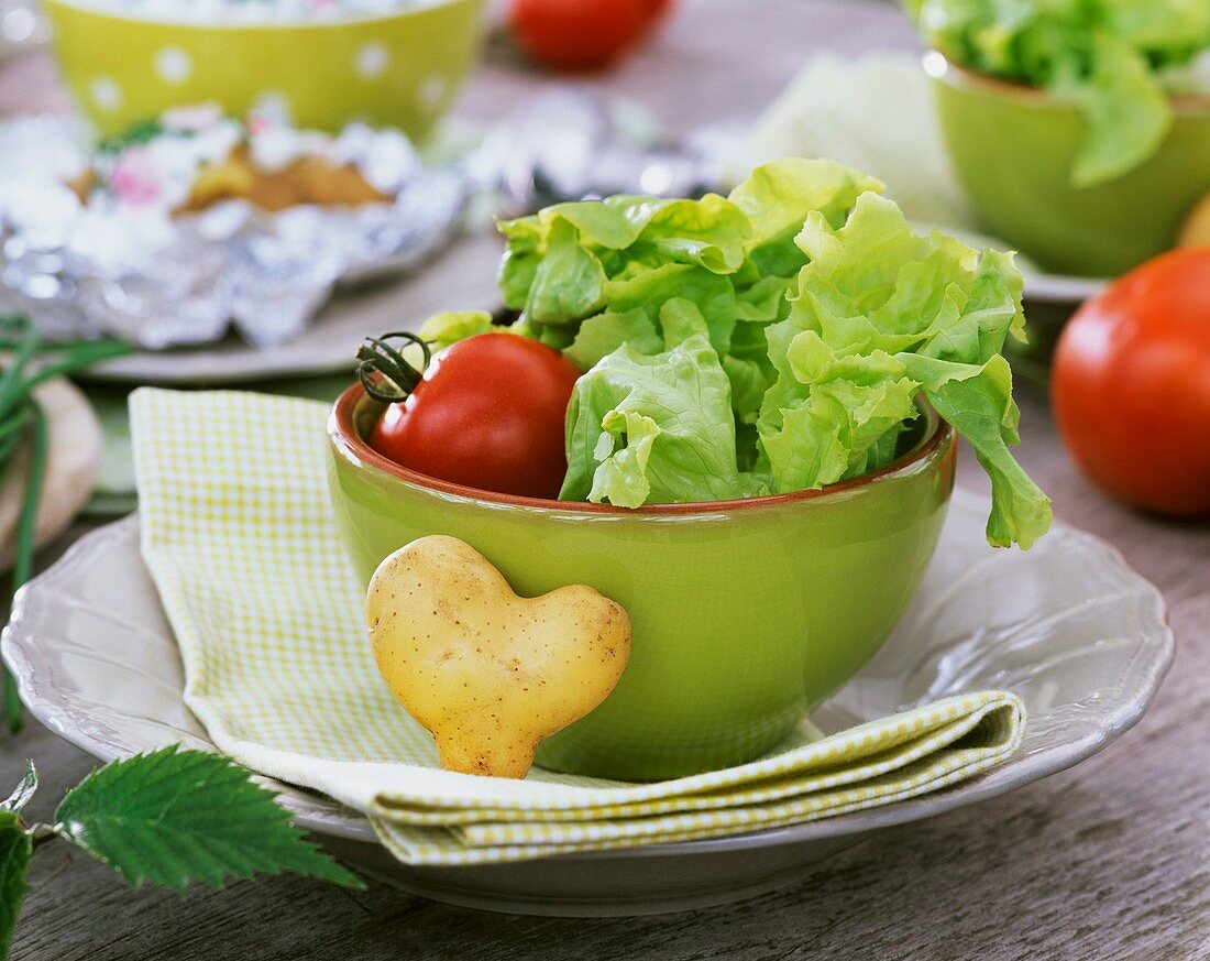 Kopfsalat mit Tomate und Kartoffel