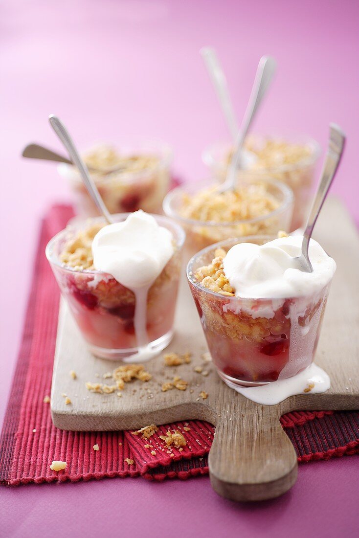 Cranberry-Birnen-Crumble mit Schlagsahne