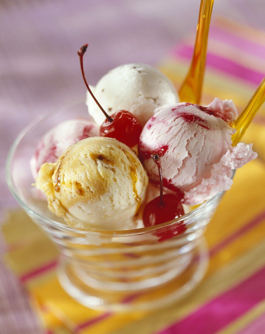 Eisbecher mit Cocktailkirschen