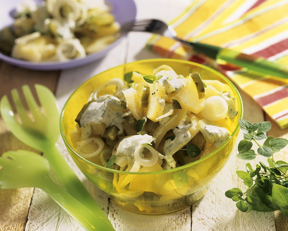 Kartoffelsalat mit Essiggurken, Zwiebeln und Joghurtdressing