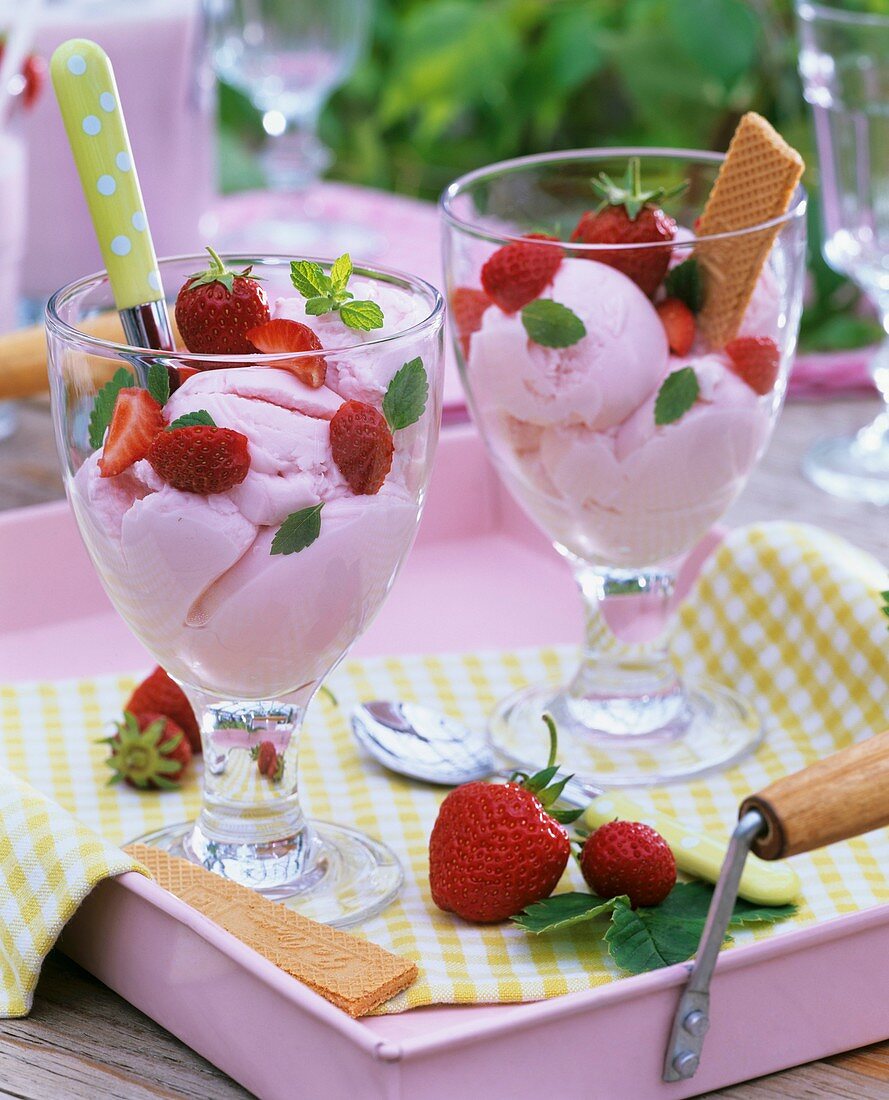 Erdbeereis mit frischen Erdbeeren und Waffeln