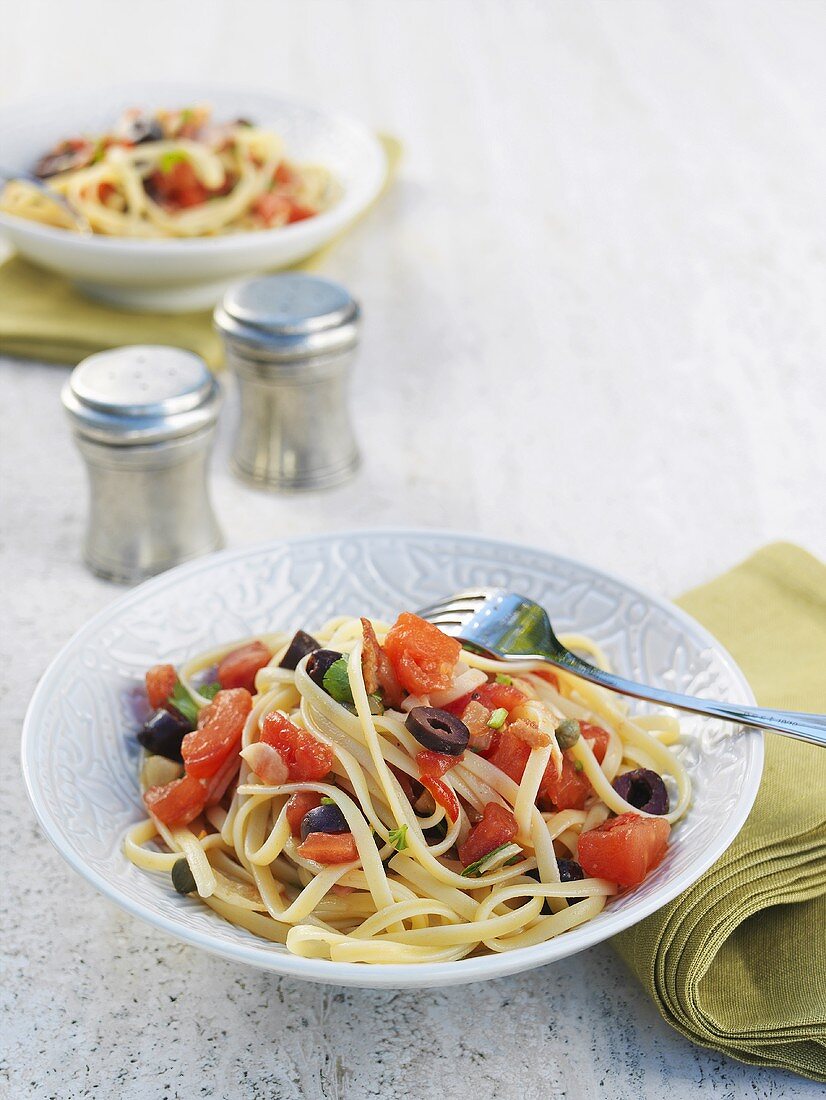 Linguine mit Tomaten, schwarzen Oliven und Speck