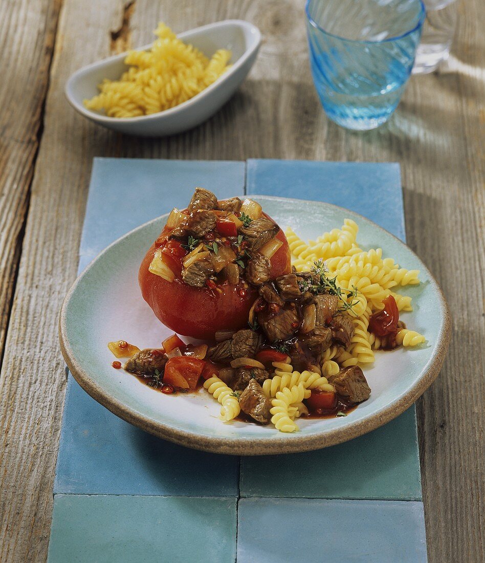 Feuriges Lammgulasch mit Tomaten und Spiralnudeln