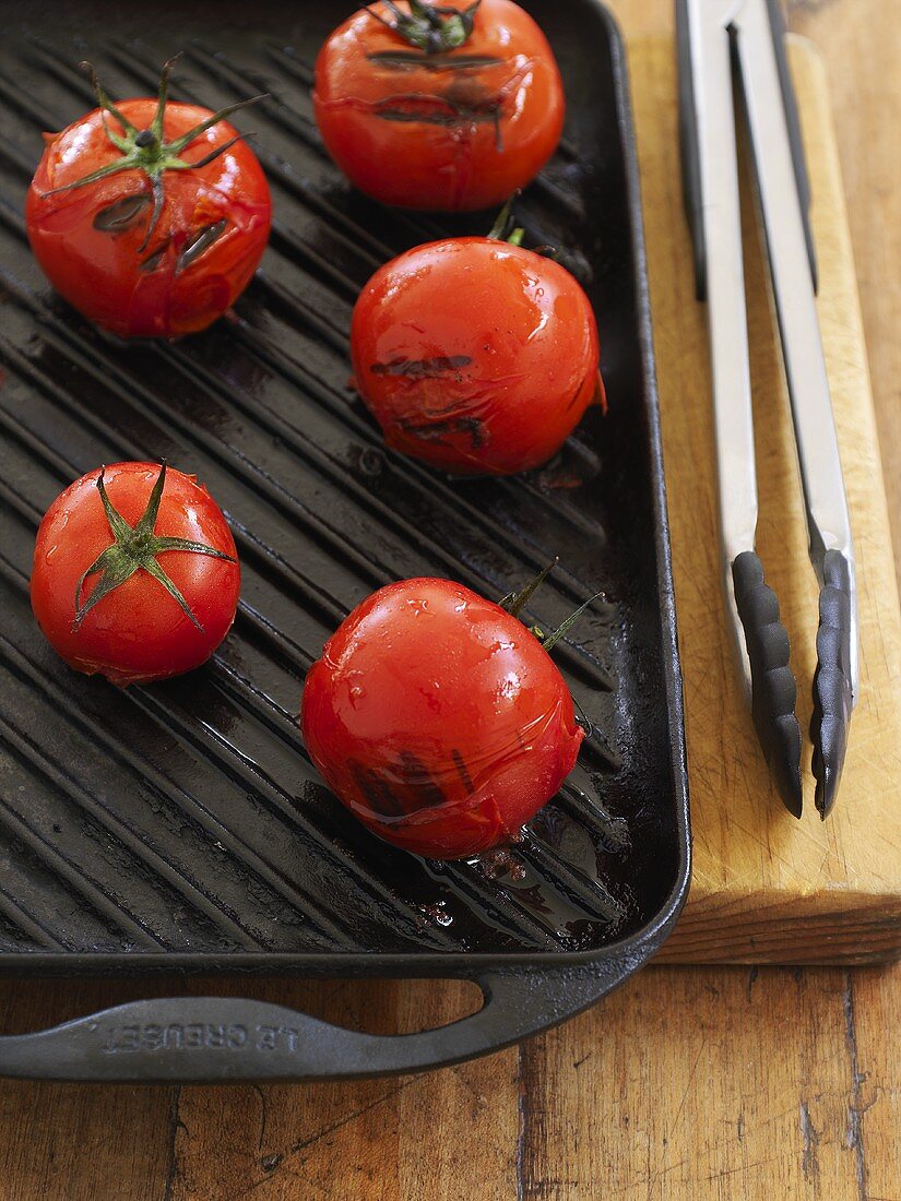 Gegrillte Tomaten in einer Grillpfanne