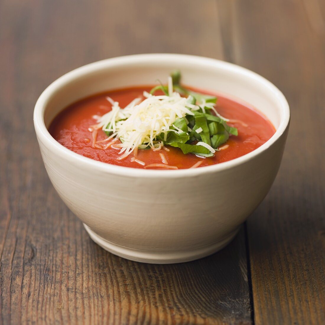 Tomatensupe mit Parmesan und Basilikum