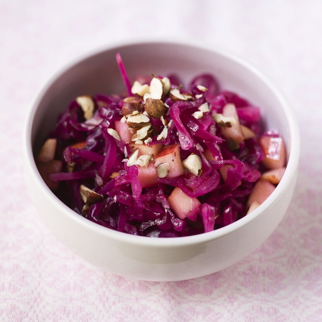 Rotkohlsalat mit Äpfeln und Haselnüssen