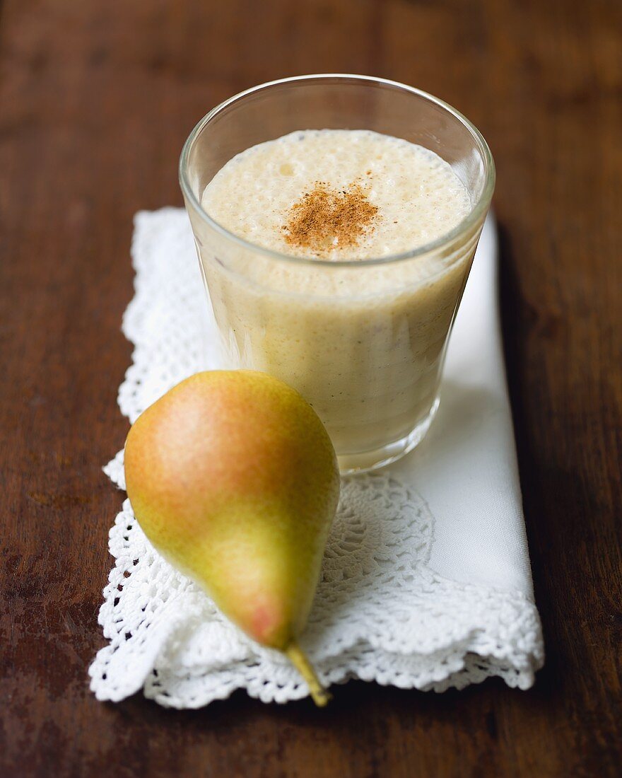 Pear yoghurt shake with cinnamon