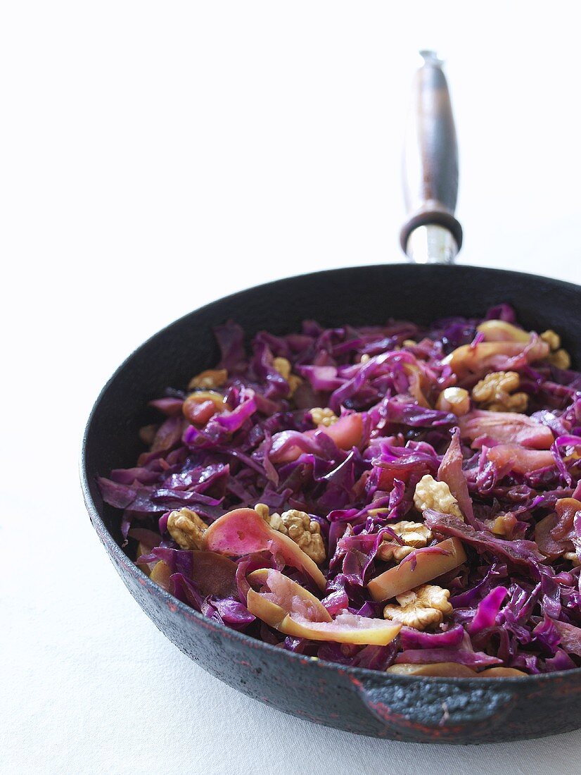 Red cabbage with apple and walnuts