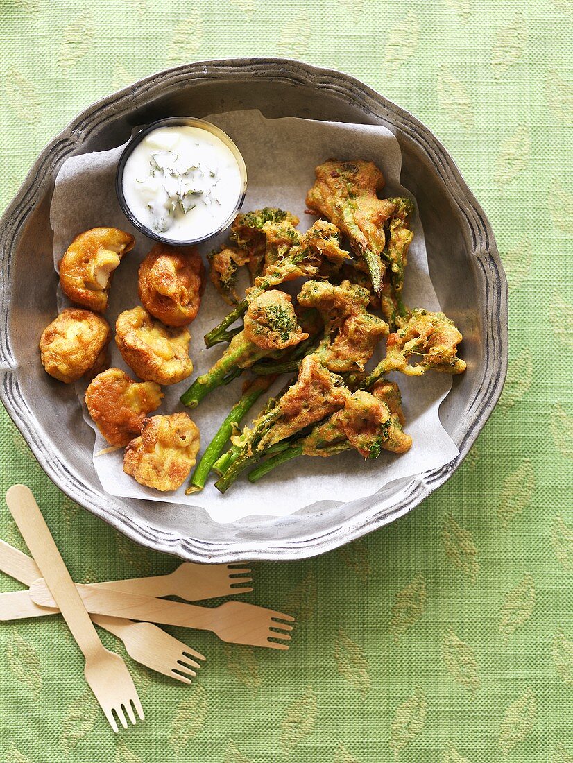 Pakoras (gebackenes Gemüse mit Dip, Indien)