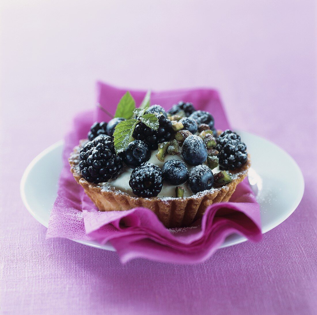 Törtchen mit Brombeeren und Heidelbeeren