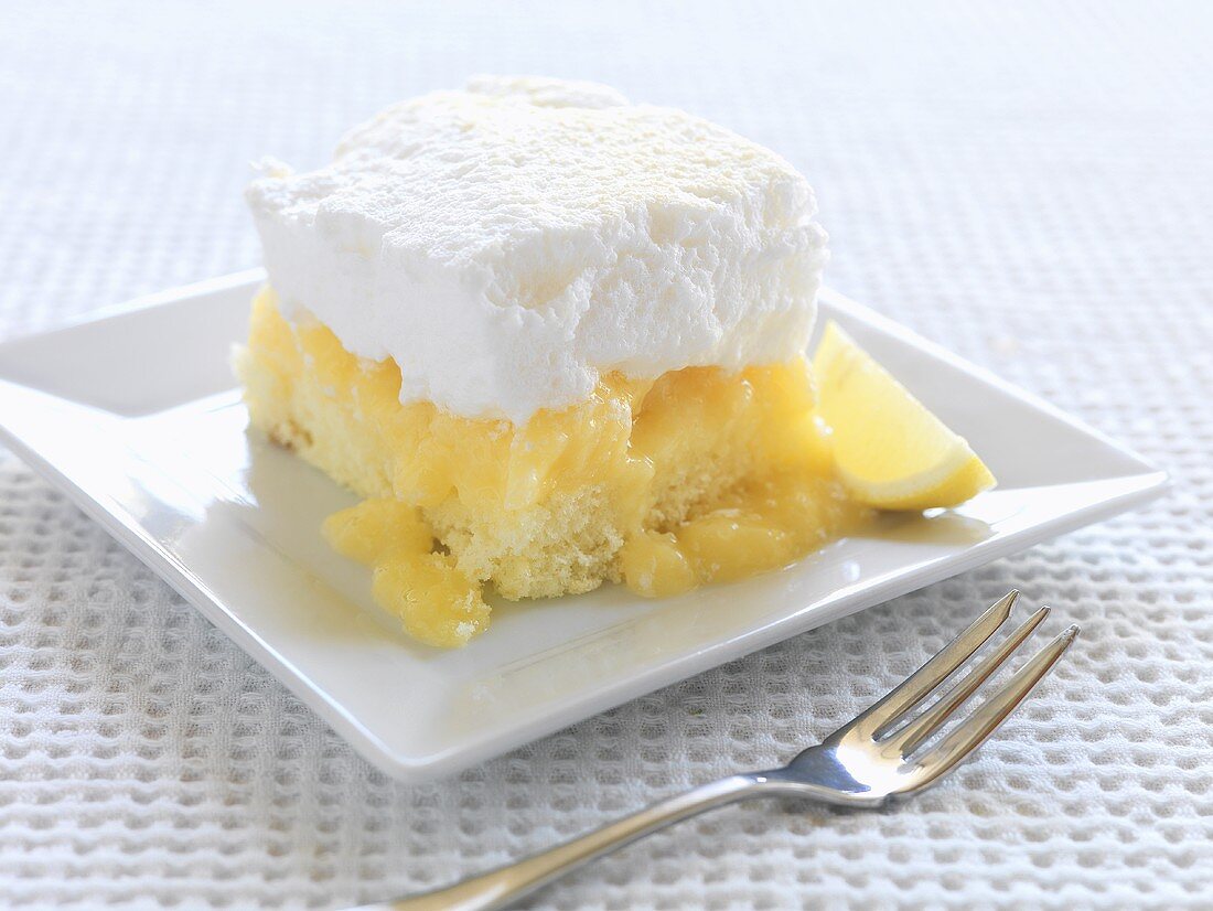 Ein Stück Zitronen-Baiser-Kuchen