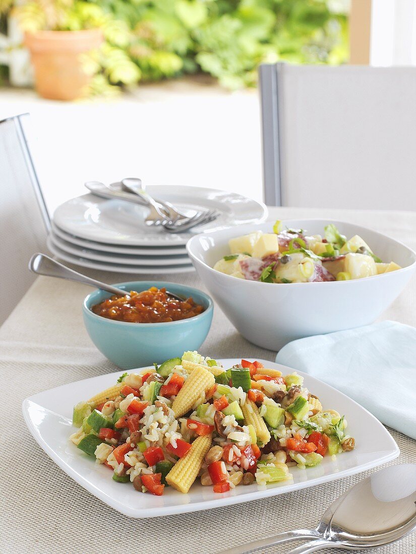 Reissalat mit Maiskölbchen und Kartoffelsalat