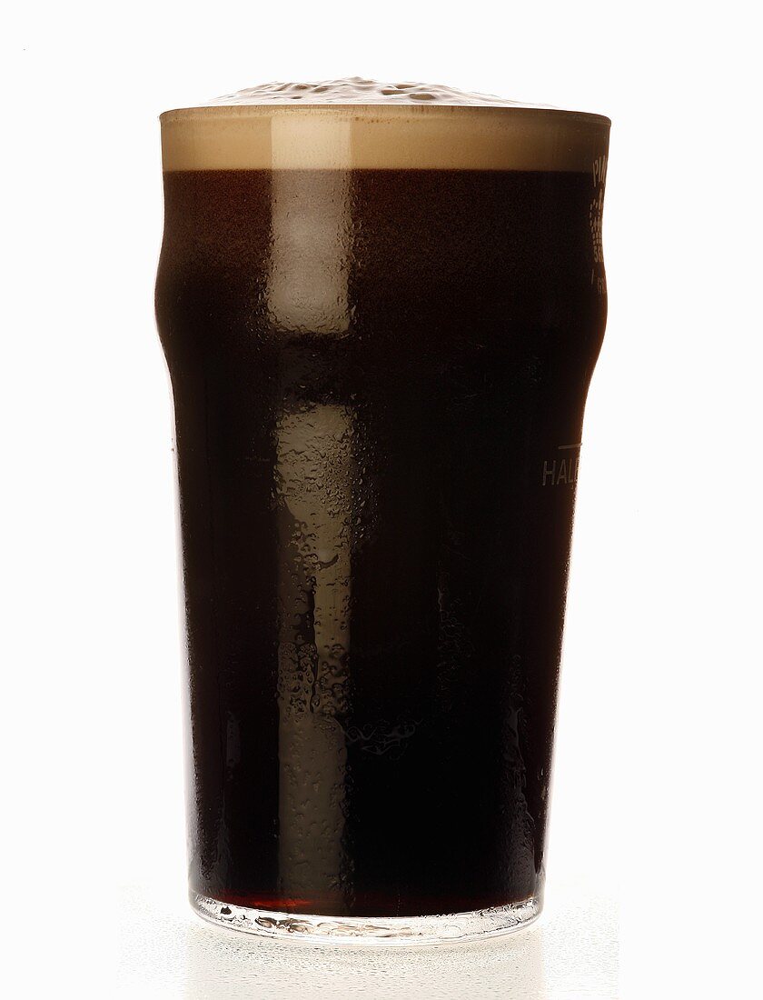 Ein Glas dunkles Bier der Sorte Stout, England