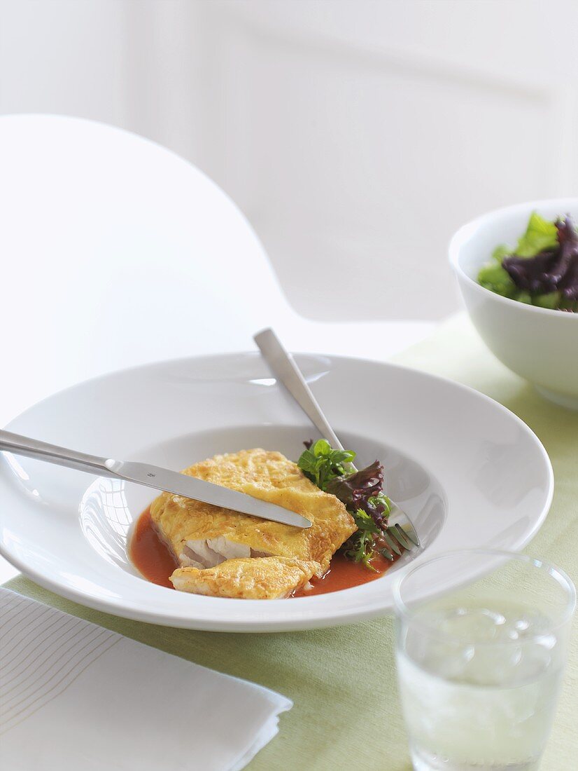 Paniertes Filet von Red Snapper mit Tomatensauce