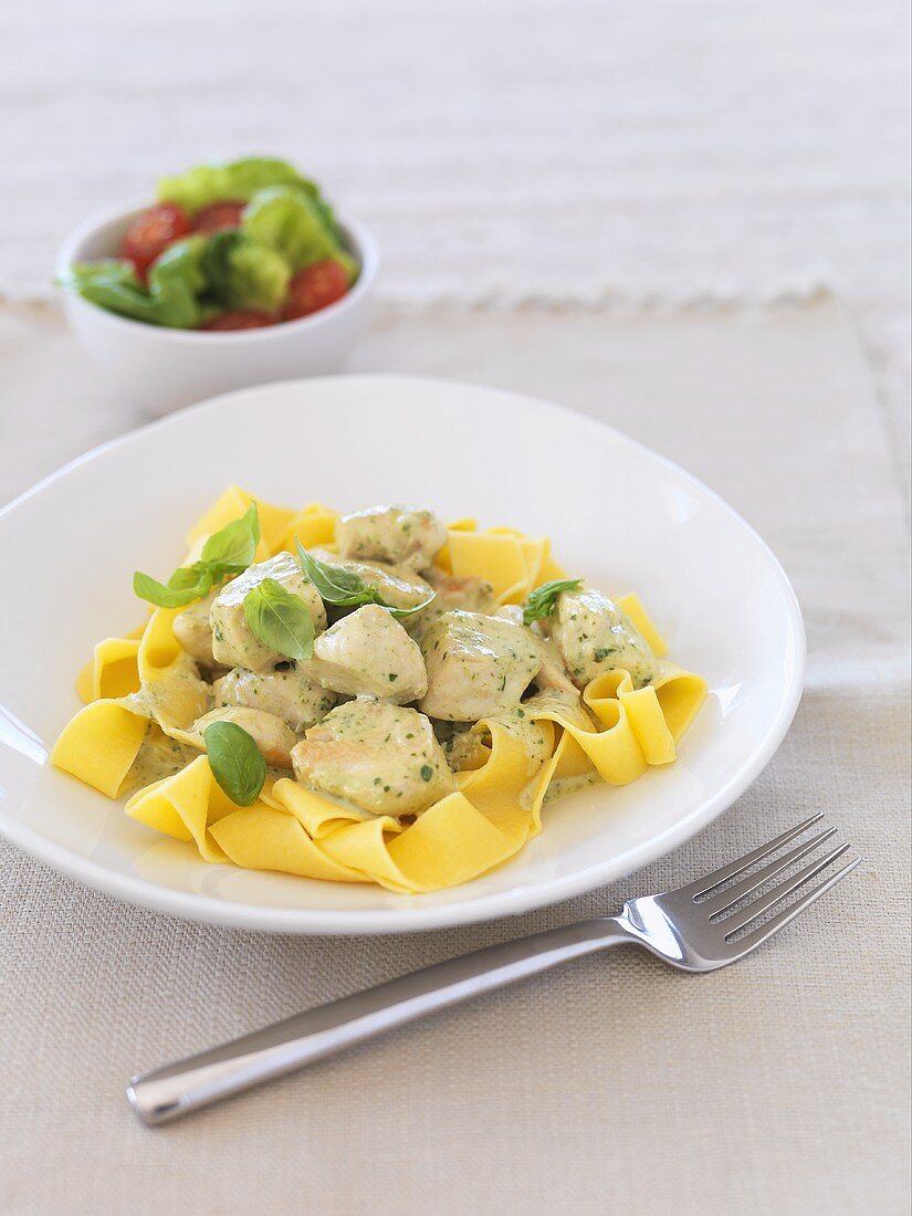 Hähnchenfilet mit Pesto und Fettucine