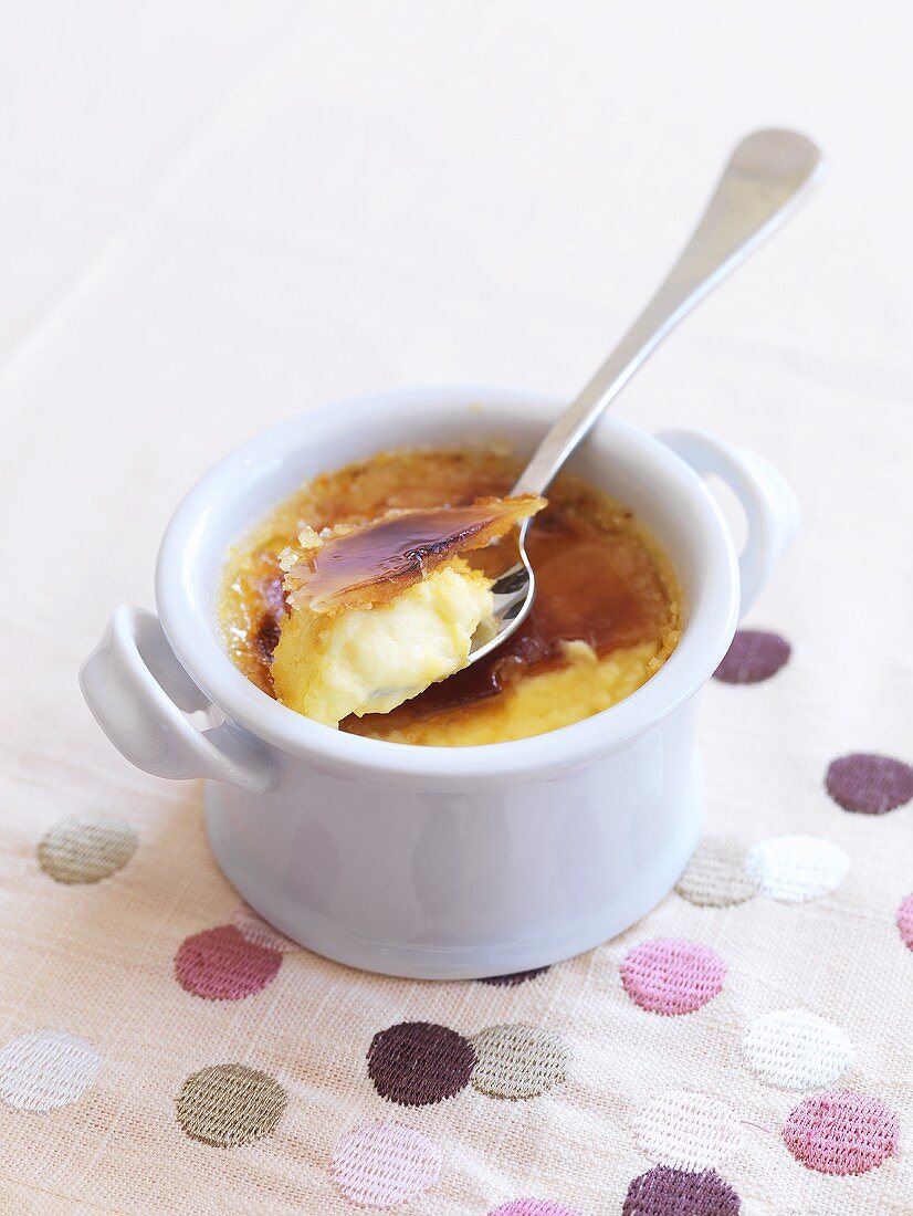 Crème brûlée mit Löffel