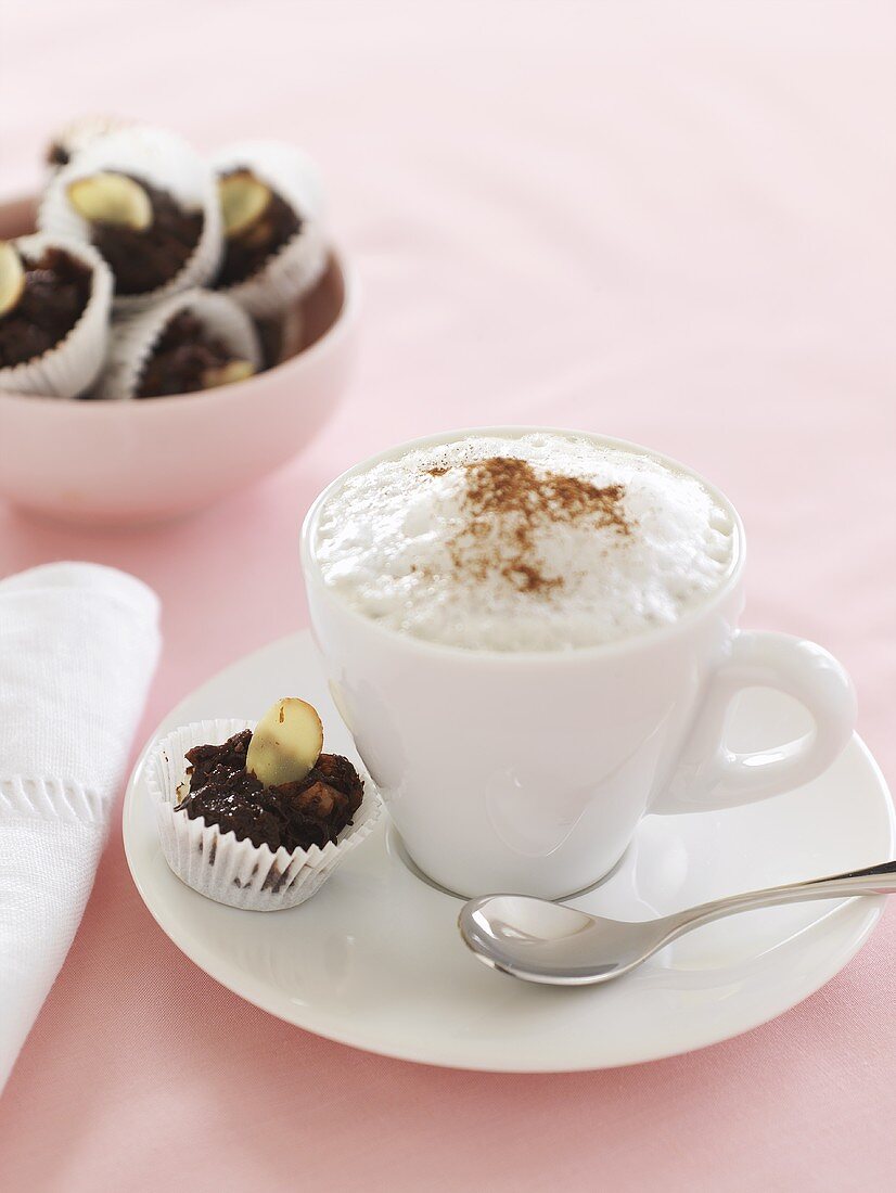 Eine Tasse Cappuccino und selbstgemachte Schokoladenpralinen