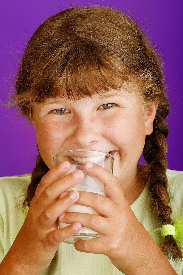 Mädchen trinkt ein Glas Milch
