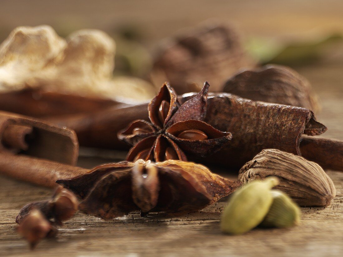 Star anise, cinnamon sticks, cardamom, cloves, ginger (close-up)
