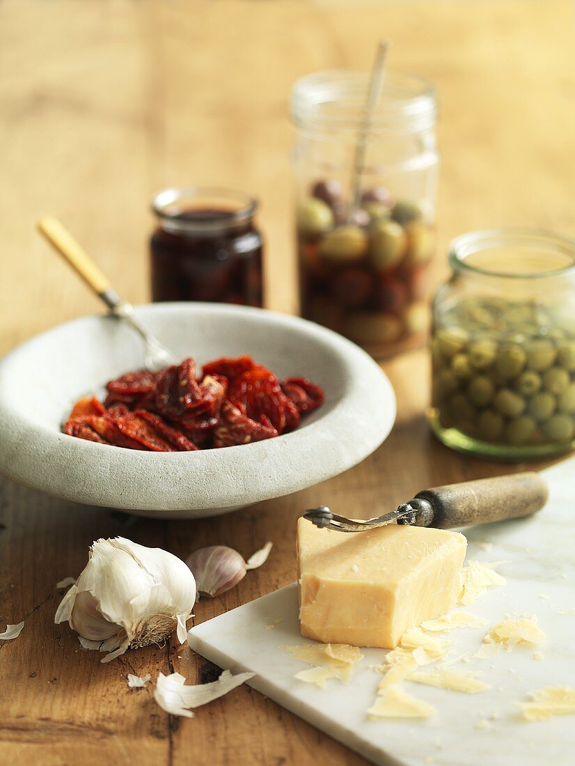 Hartkäse, Knoblauch, getrocknete Tomaten, eingelegte Oliven
