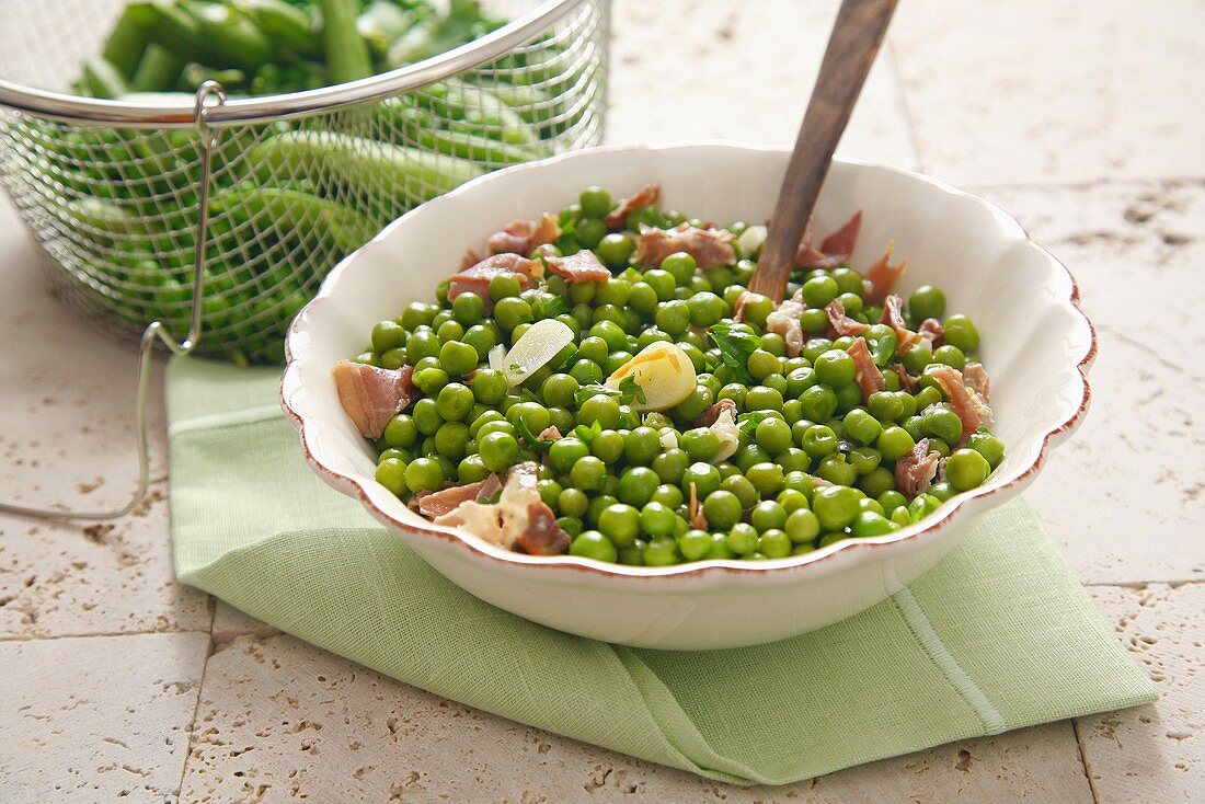 Peas with garlic and pancetta