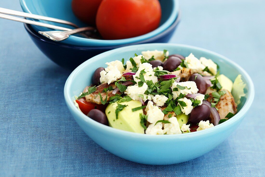 Salat mit Hähnchenfleisch, Oliven, Feta und Petersilie