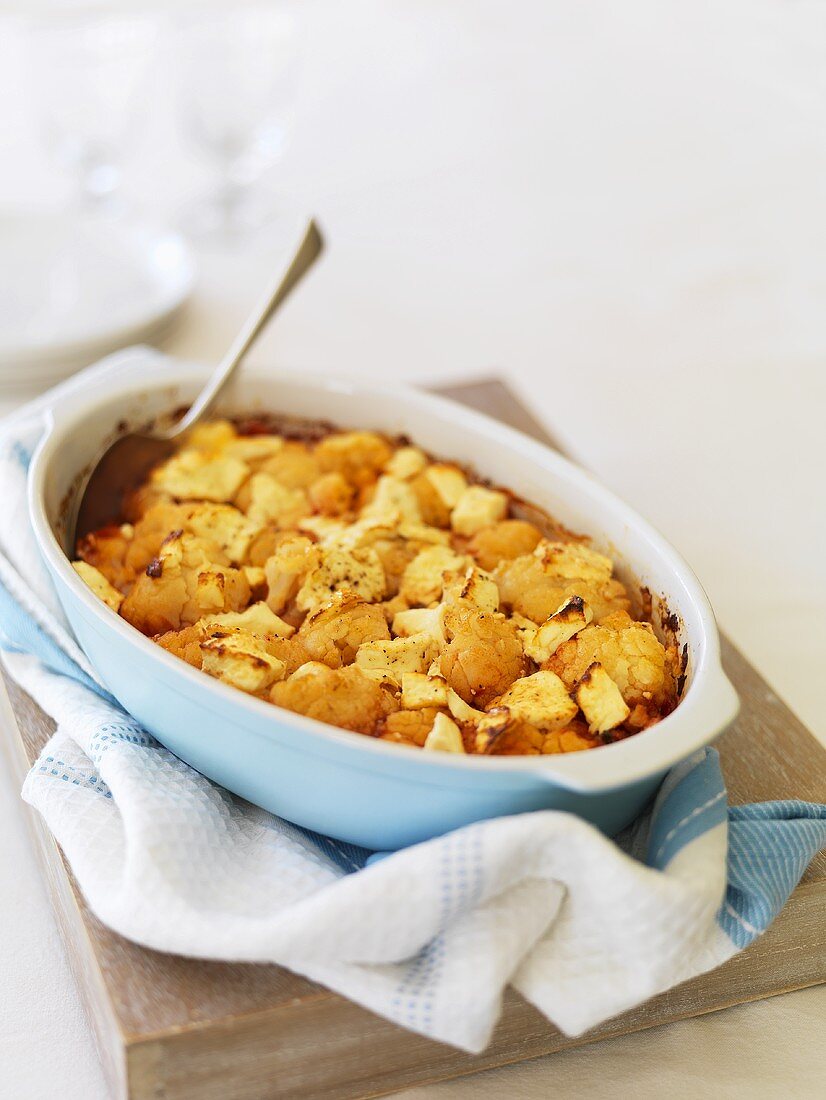 Blumenkohlauflauf mit Tomatensauce in Auflaufform