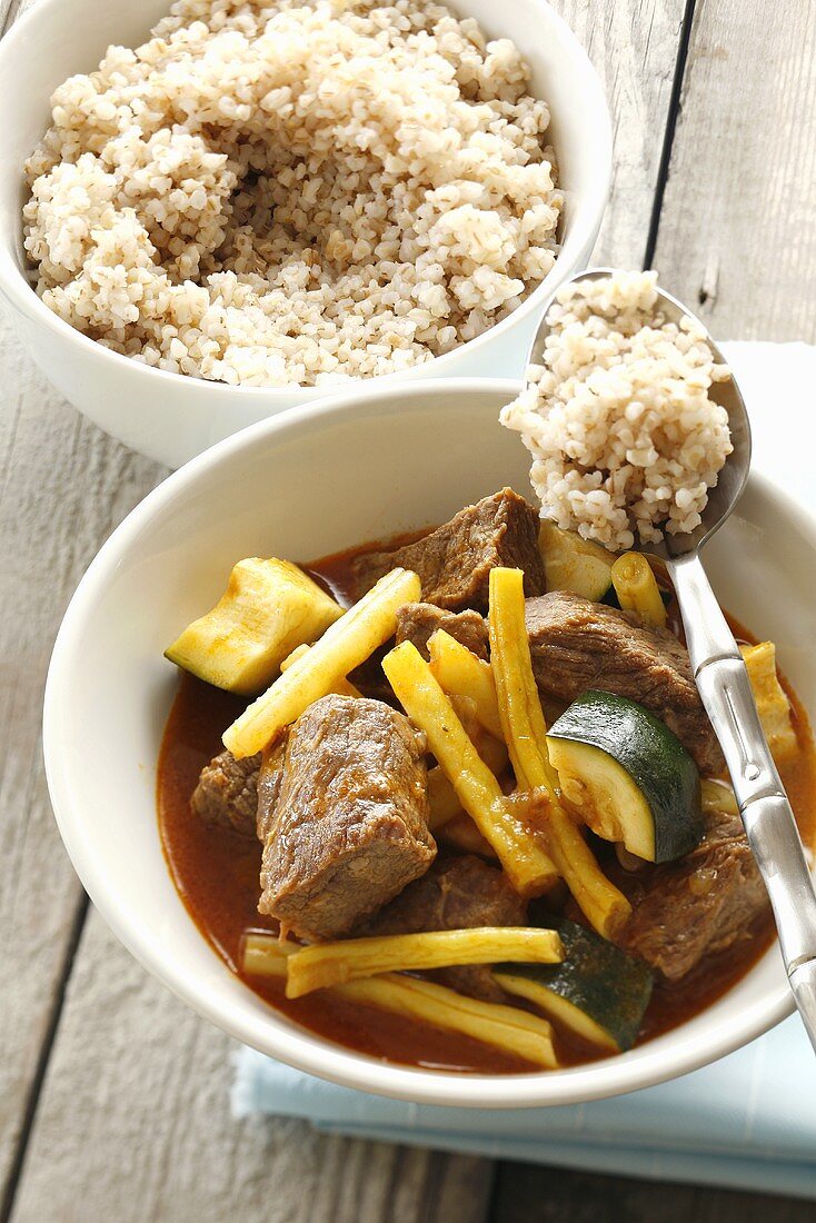 Beef goulash with courgettes & wax beans, served with barley