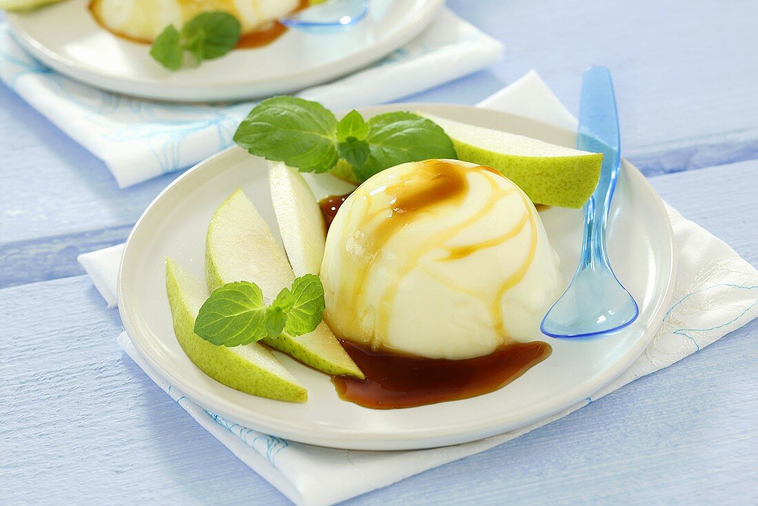 Panna Cotta mit Birne und Karamellsauce