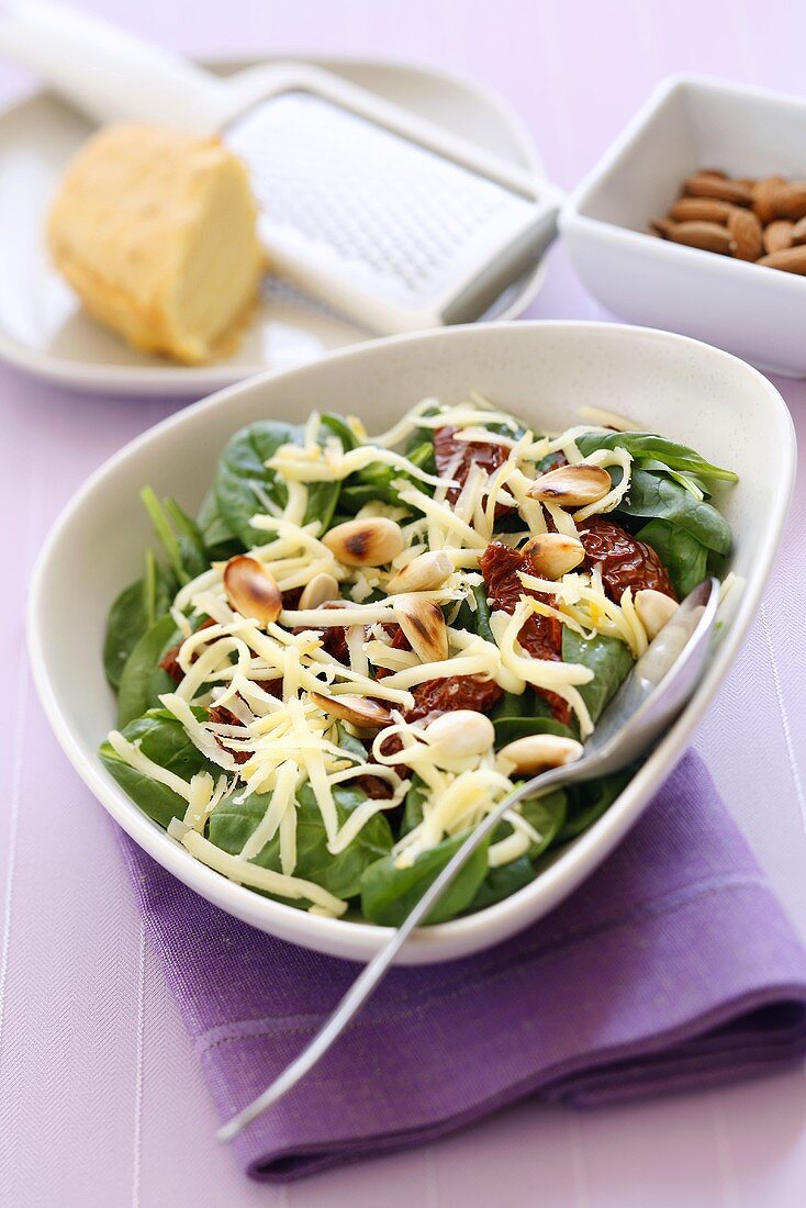 Spinach salad with dried tomatoes and cheese