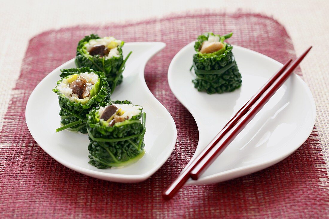 Wirsingrouladen mit Reis und Pilzfüllung auf Sushi-Art