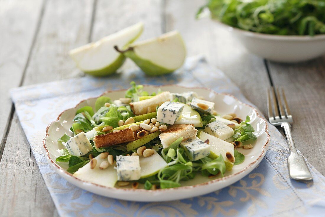 Salad with pears and blue cheese