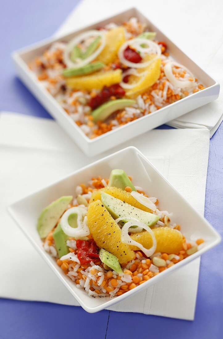 Linsensalat mit Reis, Avocado und Orangen