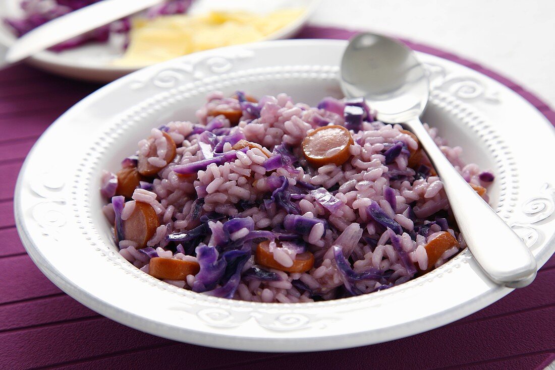 Risotto mit Rotkohl und Würstchen