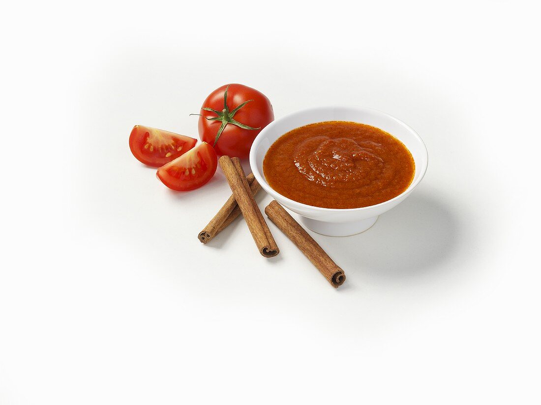 Tomato sauce, tomatoes and cinnamon sticks