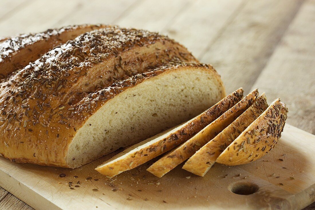 Brot mit Anissamen, angeschnitten