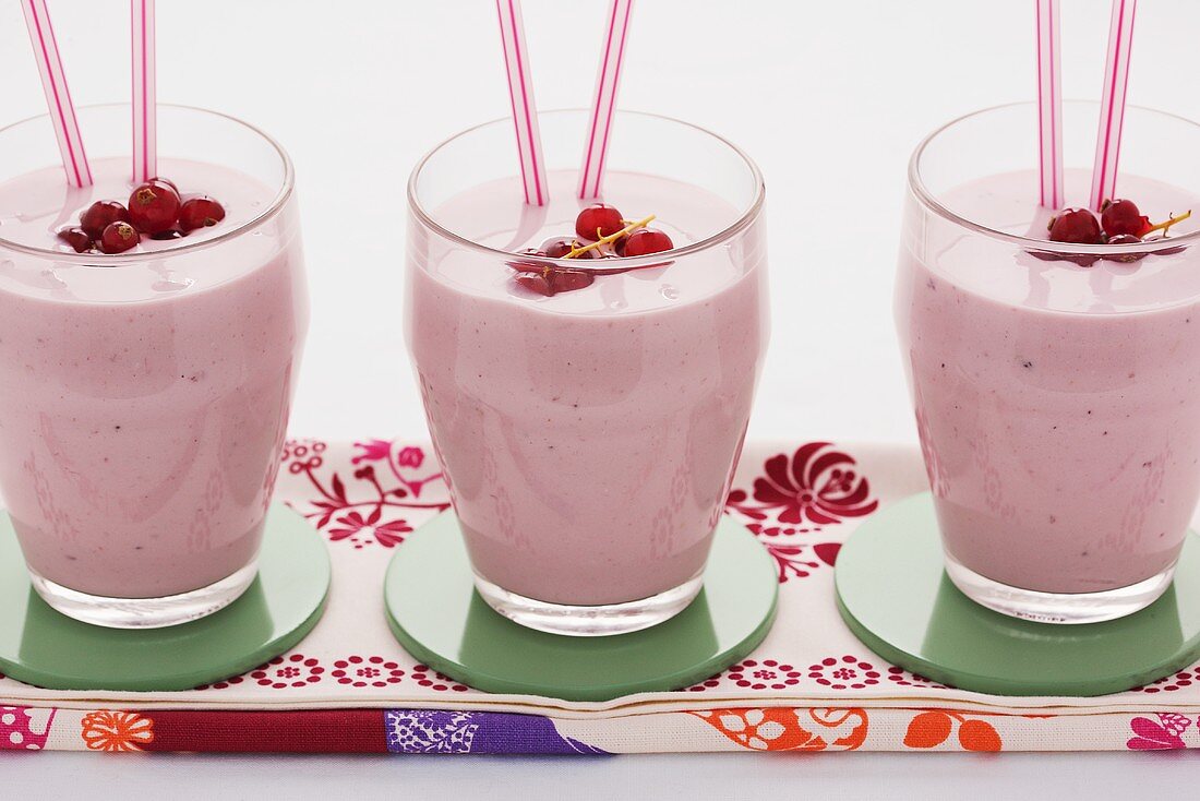 Smoothies with redcurrants