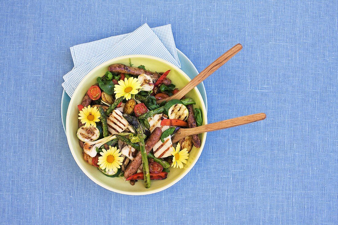 Vegetable salad with lamb and halloumi