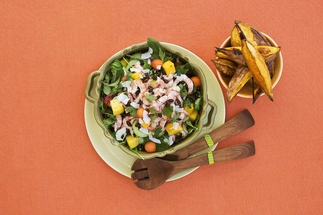 Fruchtiger Salat mit Garnelen, dazu Süsskartoffeln