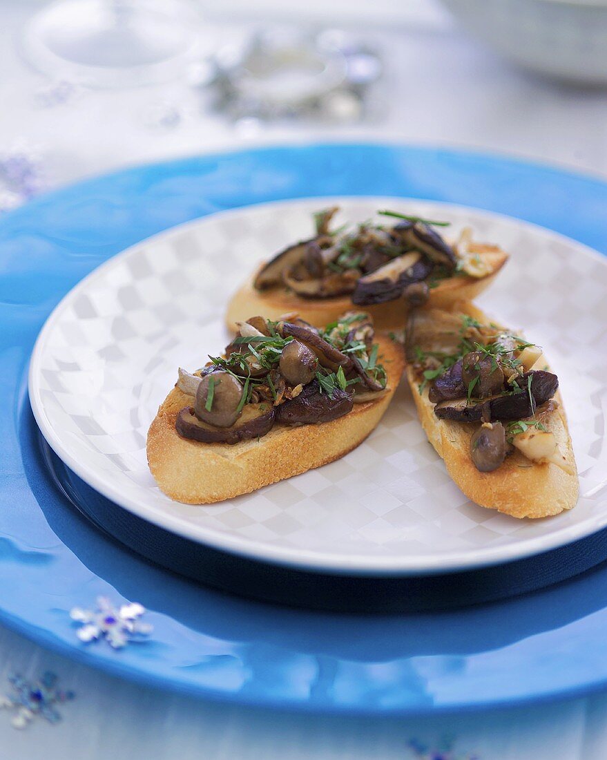 Crostini with mushrooms