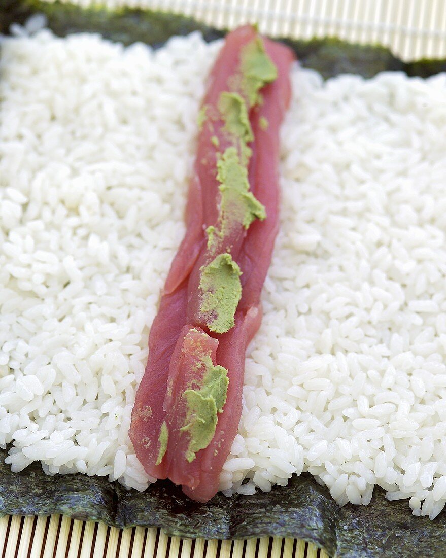 Tekka-Maki (Maki-Sushi mit Thunfisch) zubereiten