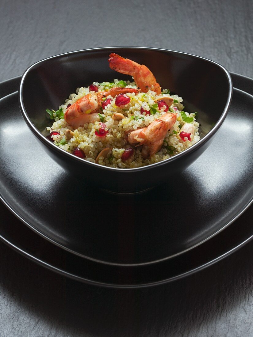 Quinoa mit Garnelen, Granatapfelkernen und Koriander