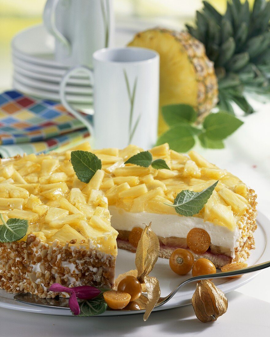 Ananas-Quark-Torte mit Physalis
